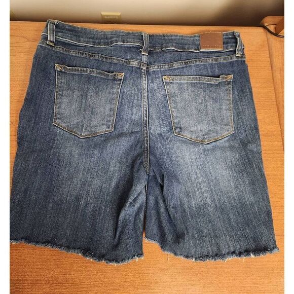 Maurices 16 Regular blue denim shorts. Measures approx 36 waist, 8 inseam and 10 - Picture 6 of 6